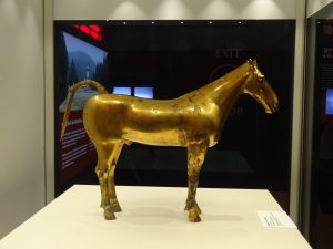 A gold horse at the terracotta warriors exhibition